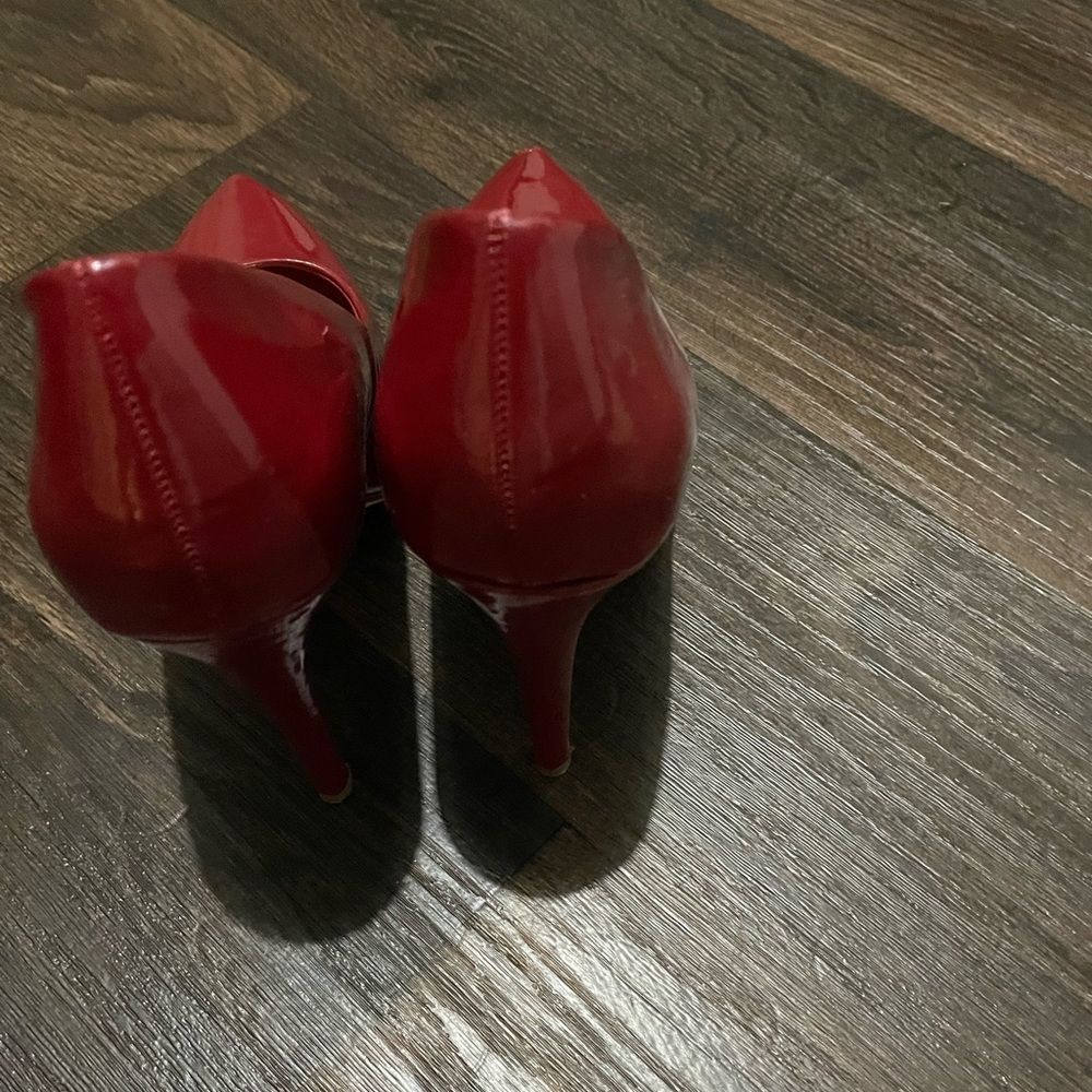 Red heels size 9.5 it’s in fair condition.